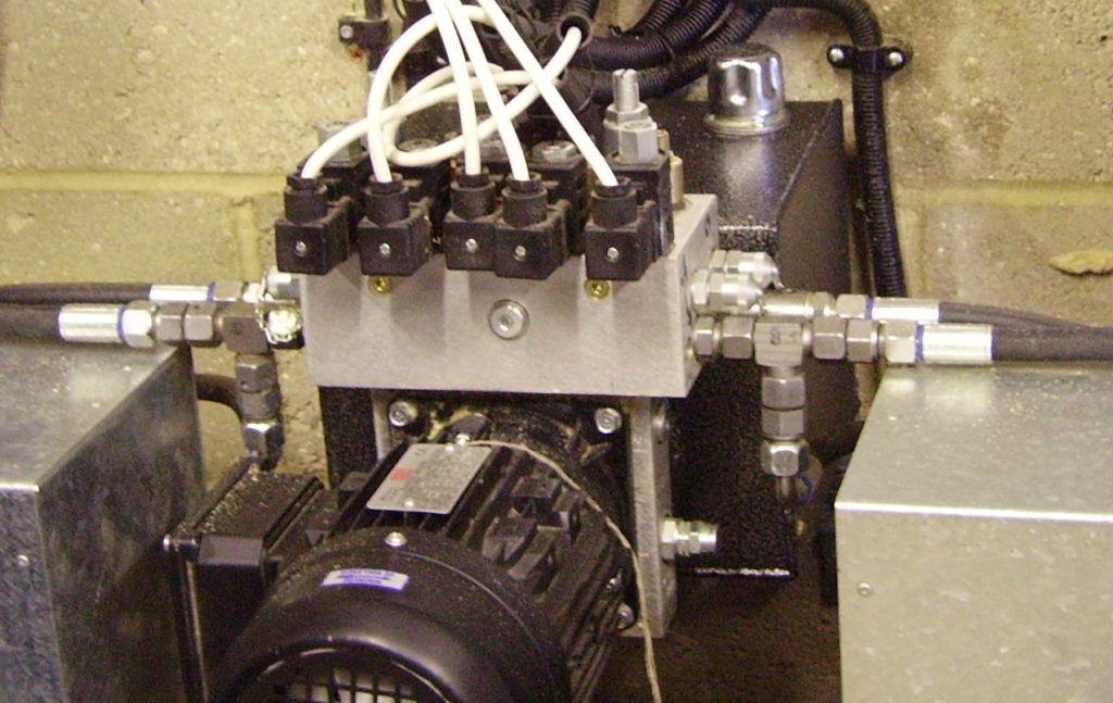 Hydraulic system with hoses fittings and electric valves
